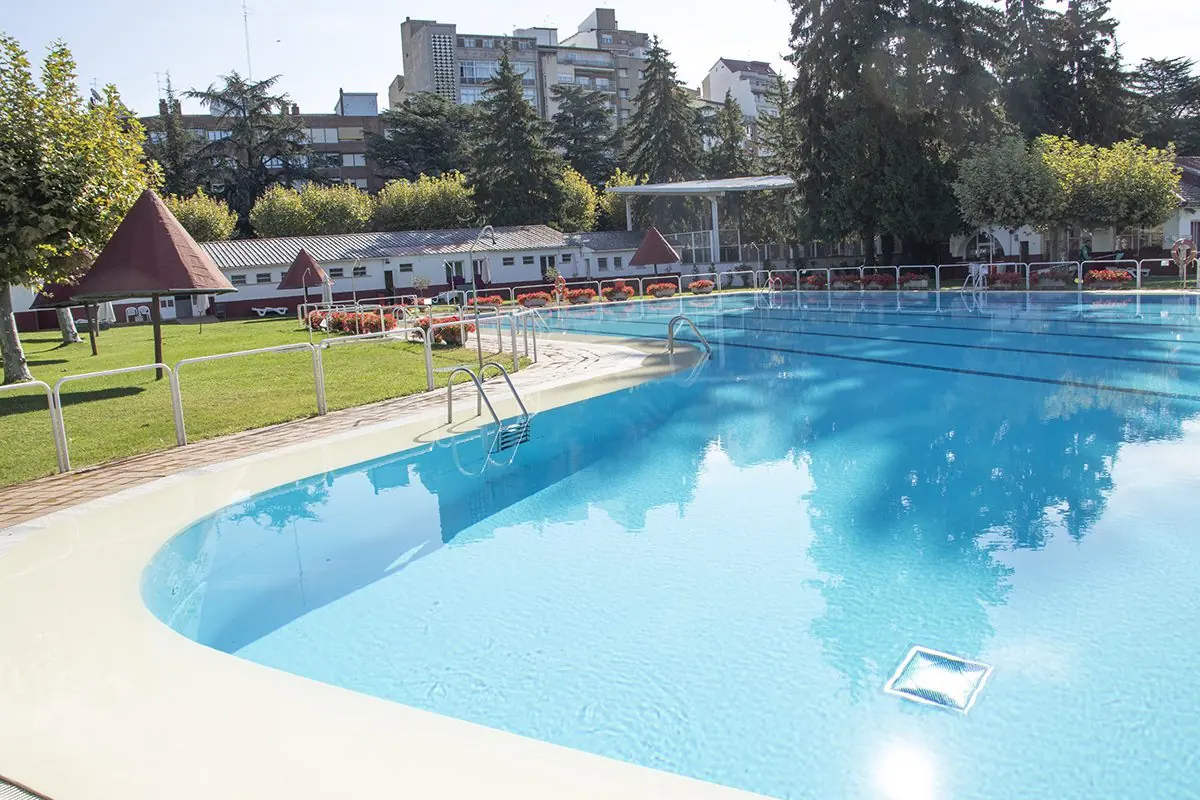 Piscina del Club Peñalba con zona de césped