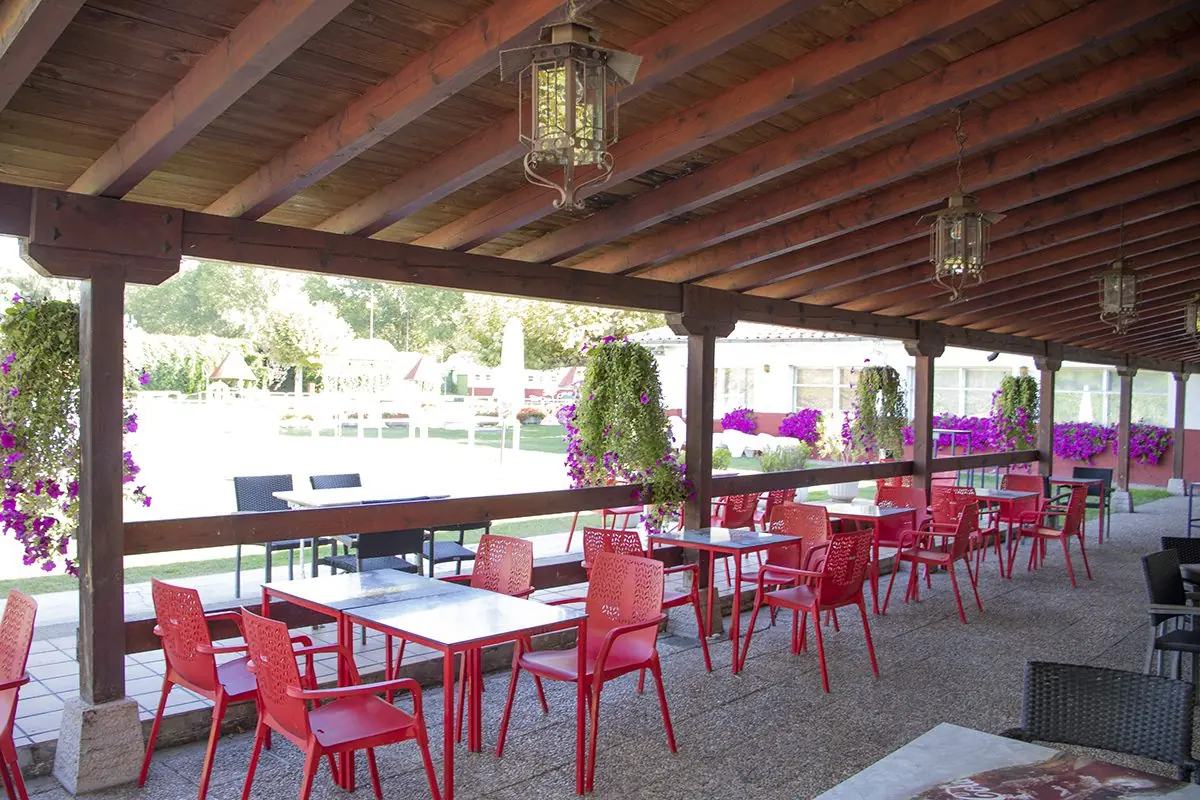Terraza cubierta del restaurante del club